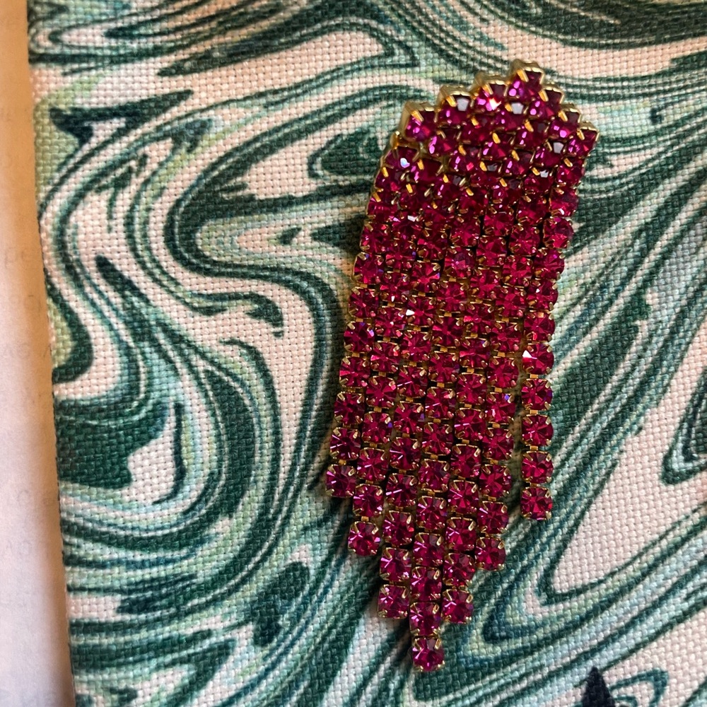 Tuckernuck Crystal Simone Earrings Pink
Size 3”L x 1”W
Brand new- never worn - Picture 4 of 6